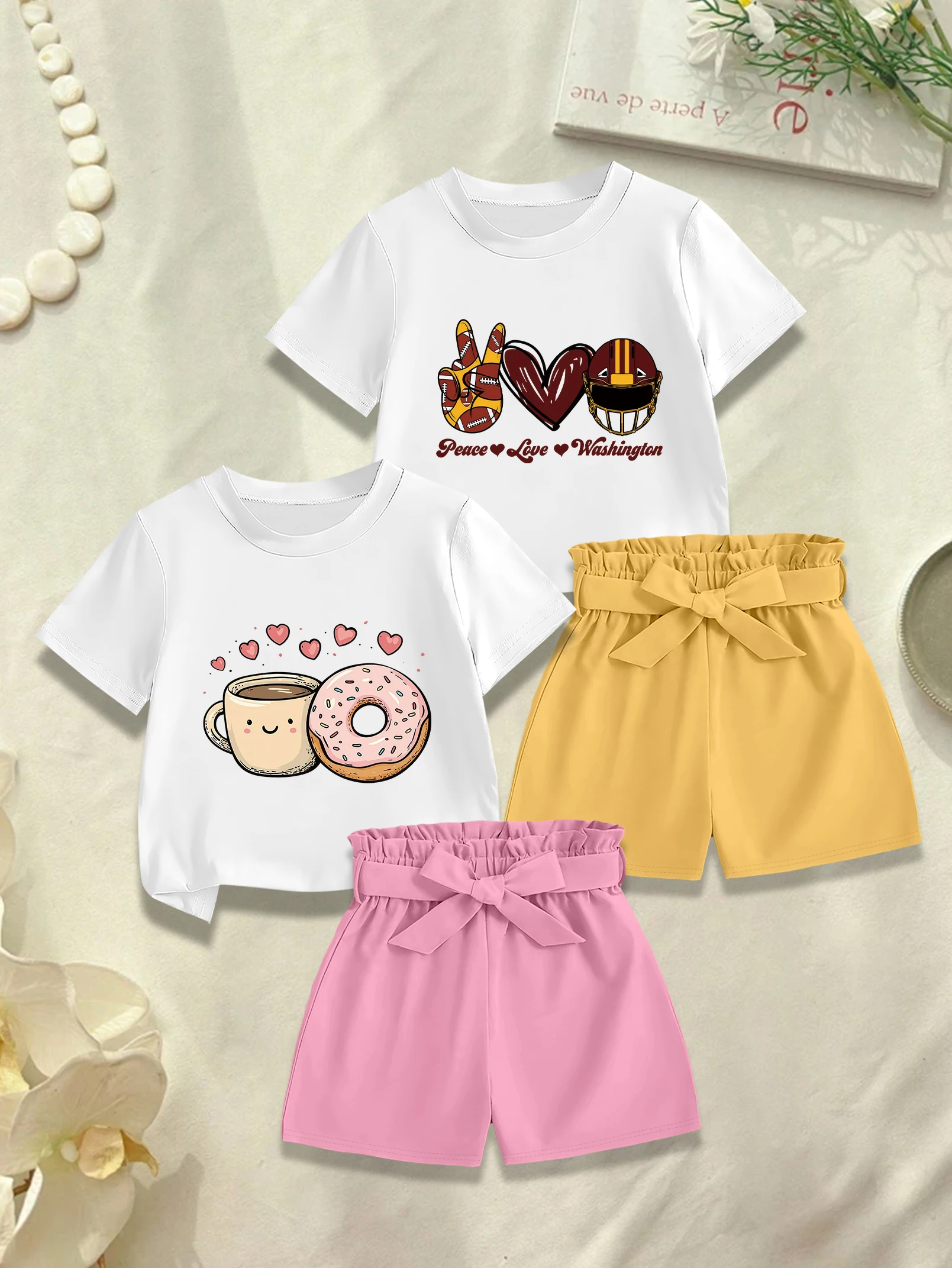 

Комплект из 4 предметов: летний комплект для девочек с принтом мультяшных пончиков и молочного чая, футболка с принтом в виде сердечек и тканевые шорты с бантом.