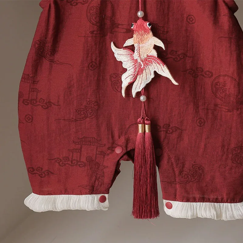 ملابس صيفية للفتيات حديثي الولادة لعام 2026 على الطراز الصيني مطبوعة بدون أكمام باللون الأحمر للعام الجديد بدلة الأميرة رومبير مستلزمات الأطفال B287
