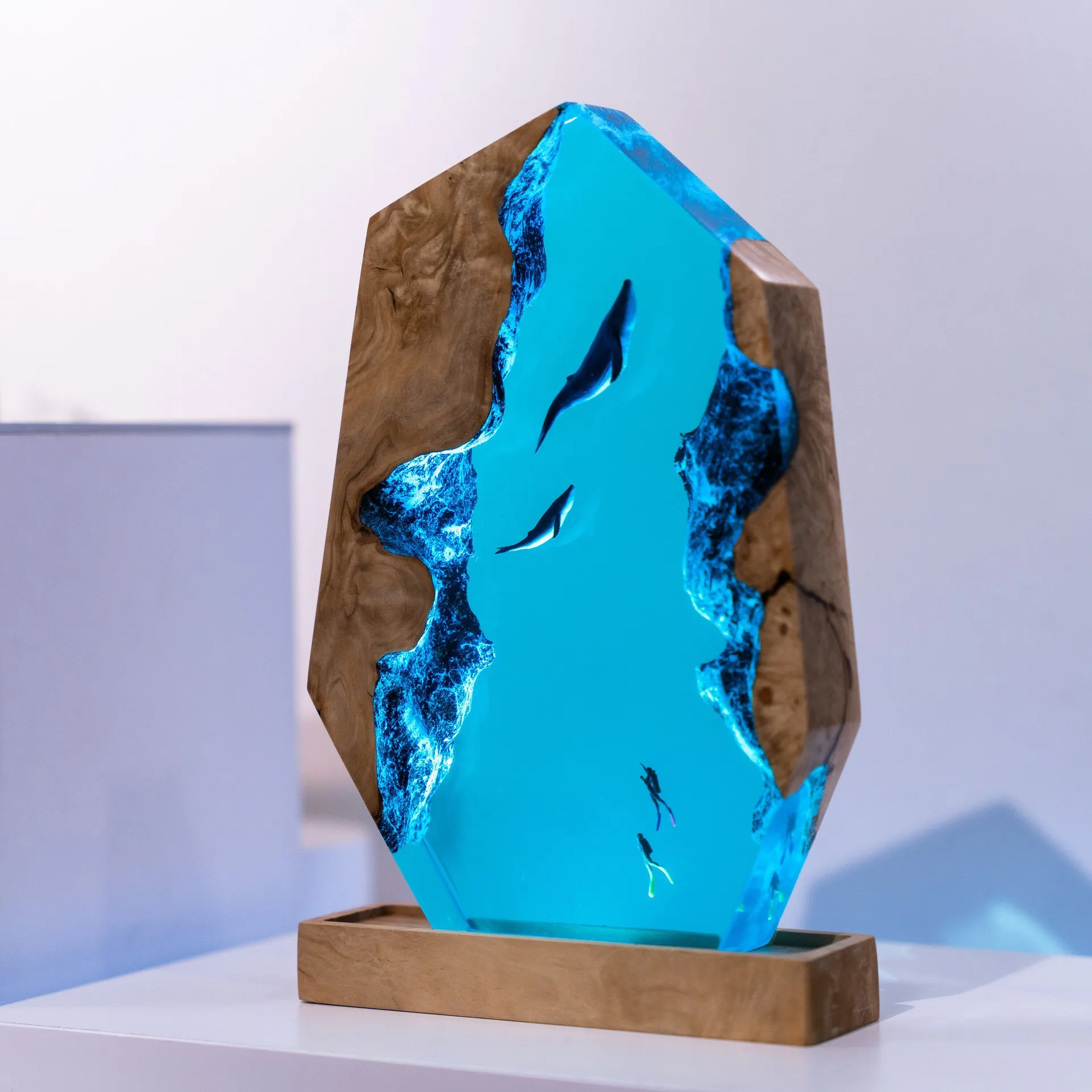 

Customized Items Resin Table Light Undersea Whale Diver LED Night Light Creative Artistic Room Decoration Lamp USB Charge