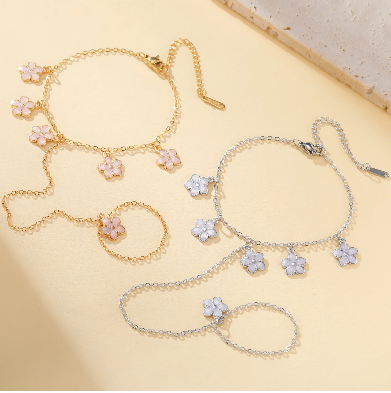 CoolTime Niedliche Armbänder aus Edelstahl mit rosa Blüten und Ring, zierliche Emaille-Sakura-Kette, verstellbar, Geschenk für Frauen – Detail 6