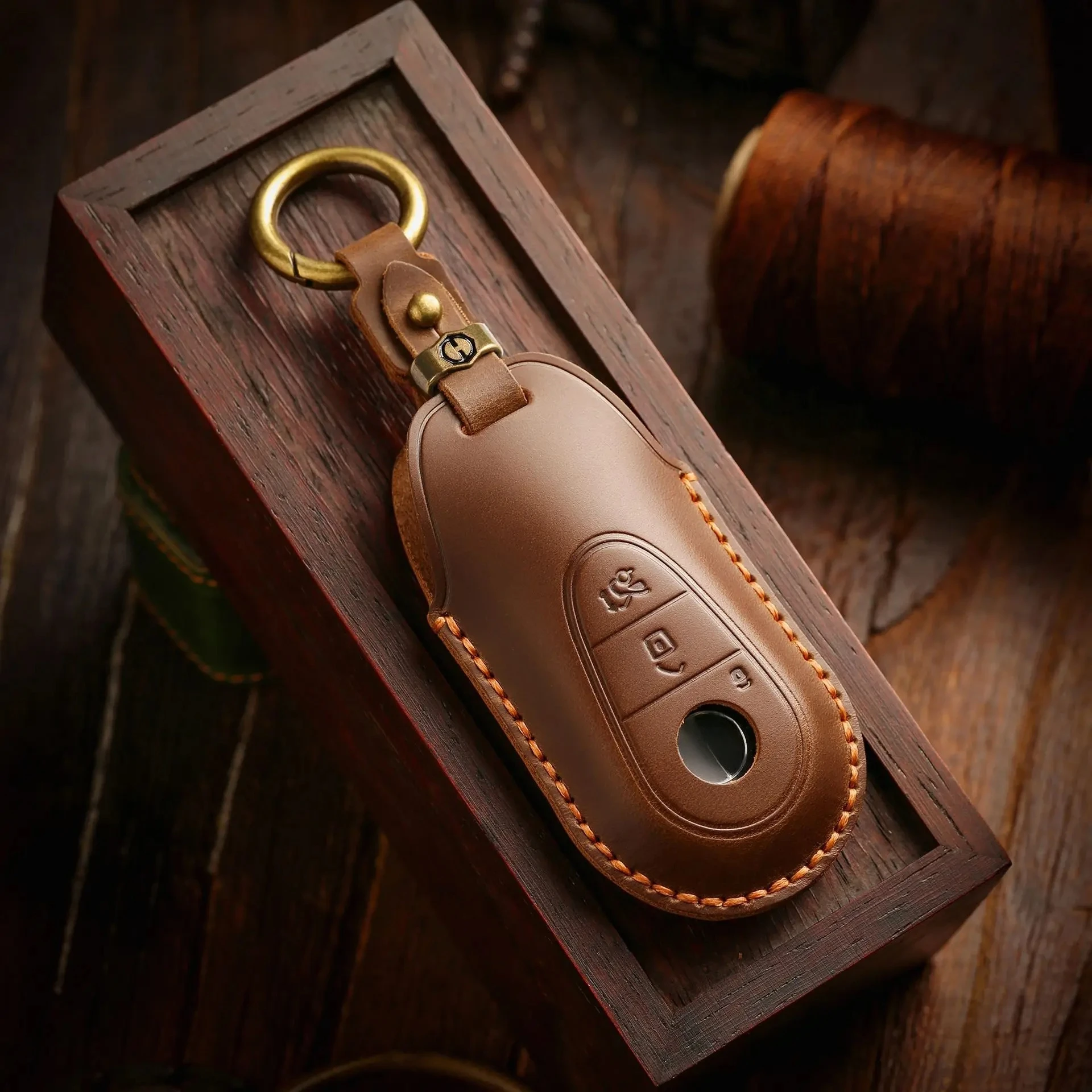 

Vintage Genuine Leather Key Case for 2021 & Newer Mercedes-Benz Car Key Protective Shell with High-Appearance Hanging Ornament