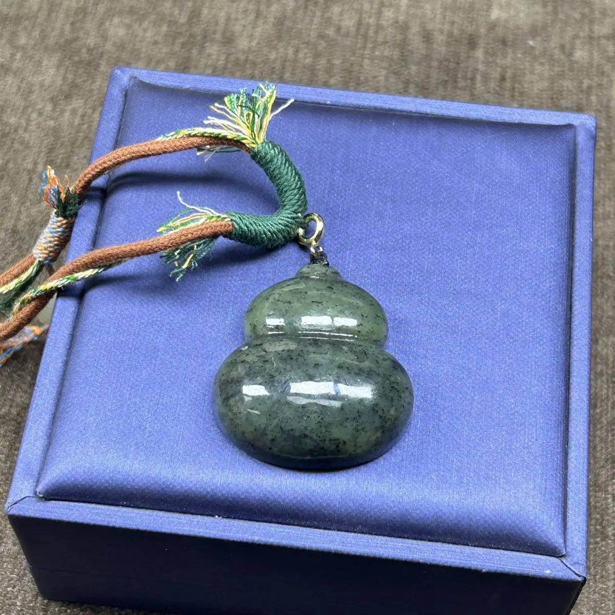 Hetian jade point ink blue and white gourd pendant necklace