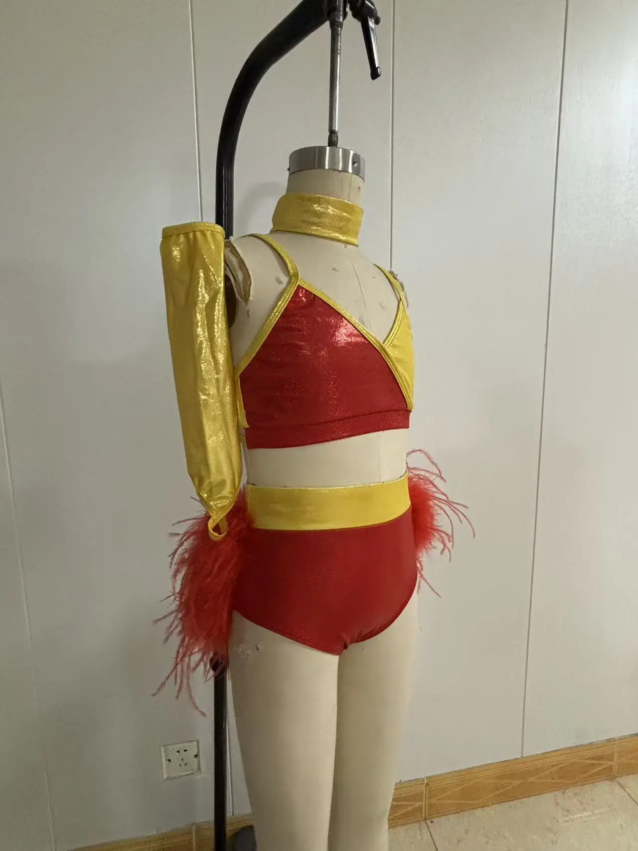 Damska, elastyczna, czarno-złota odzież do tańca lirycznego, top na ramiączkach, zdobiony piórami i błyszczącymi cyrkoniami.