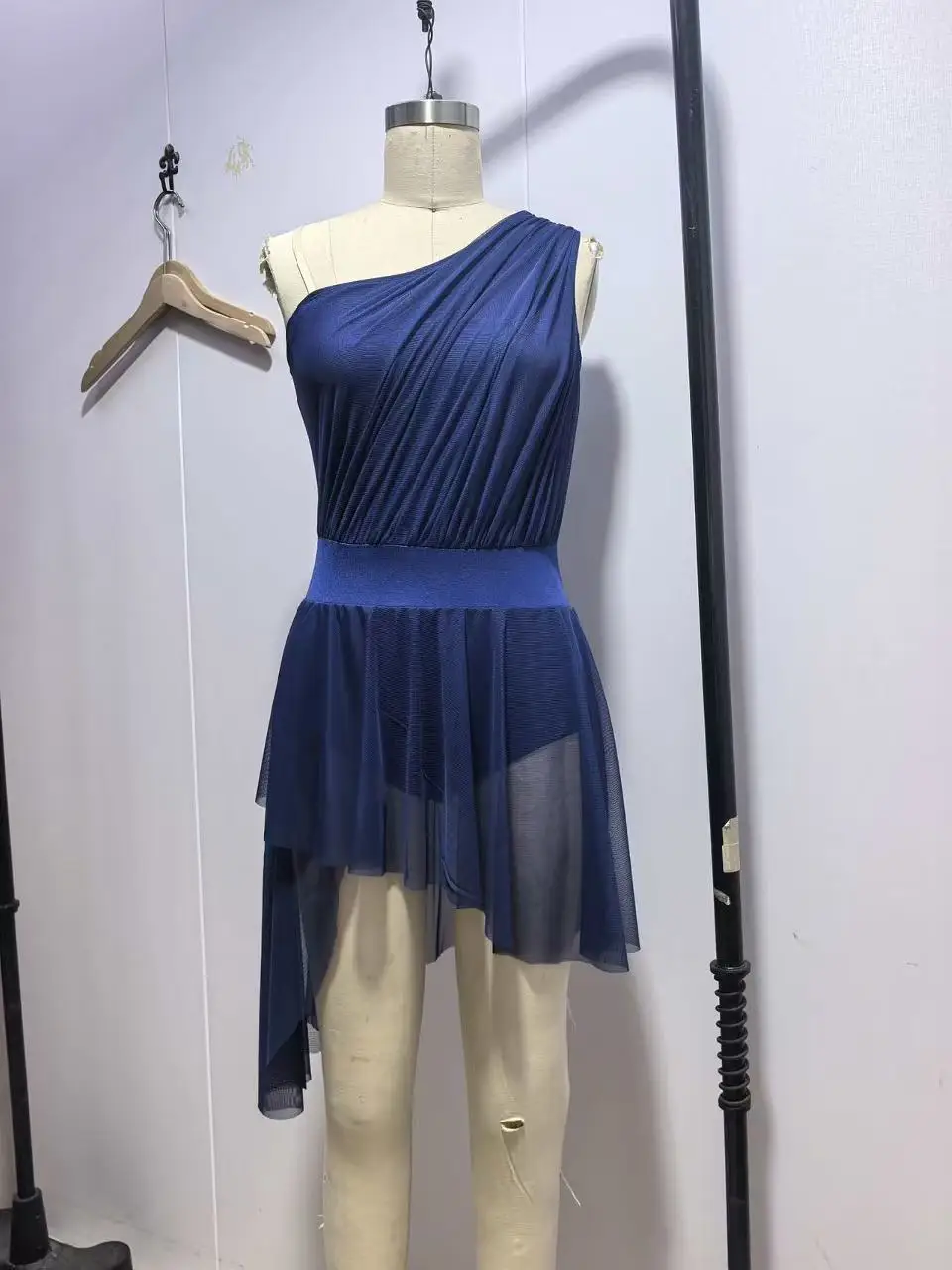 Damska, elastyczna, czarno-złota odzież do tańca lirycznego, top na ramiączkach, zdobiony piórami i błyszczącymi cyrkoniami.