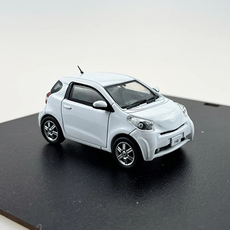 JC 1:43 Scale Diecast Alloy TOYOTA IQ Mini Two Door Sedan Toys Cars Model Classics Nostalgia Adult Gifts Souvenir Static Display