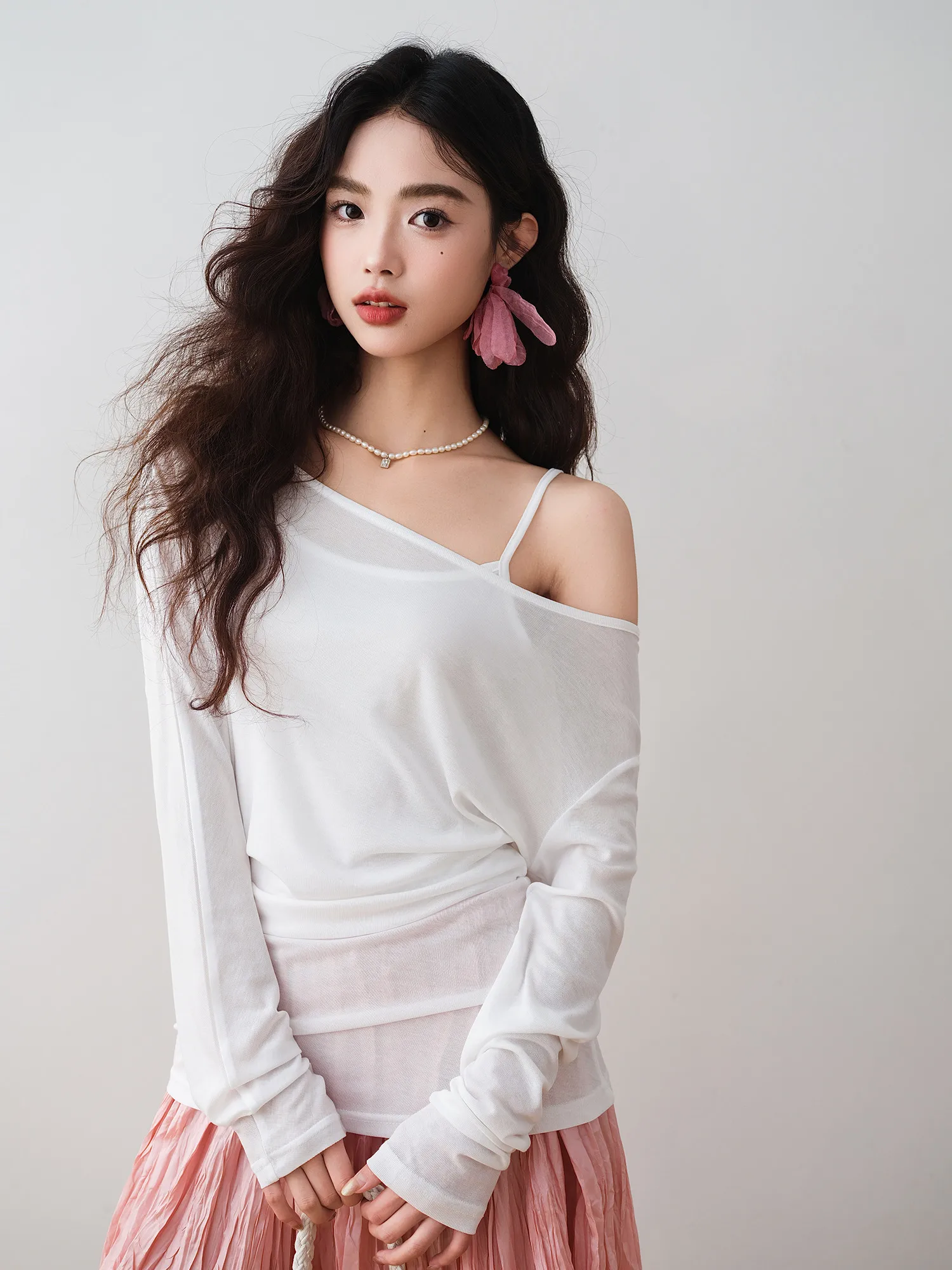 

Комплект из двух предметов Ronron Pure Desire: шелковый топ с открытыми плечами и вязаный топ. Новинка ранней весны, модный дизайн для женщин.