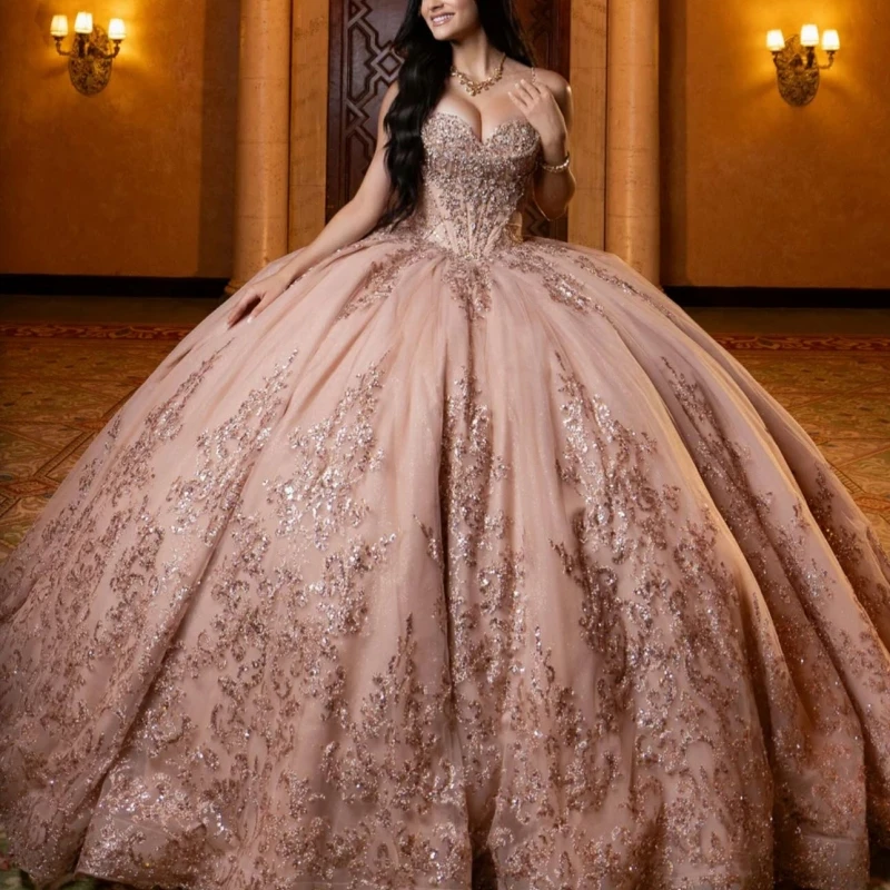 

Розовое блестящее платье принцессы для Sweet 16, платья для Quinceanera, с открытыми плечами, аппликацией, кружевом, бисером, кристаллами, бантом, из тюля, для вечеринки, дня рождения