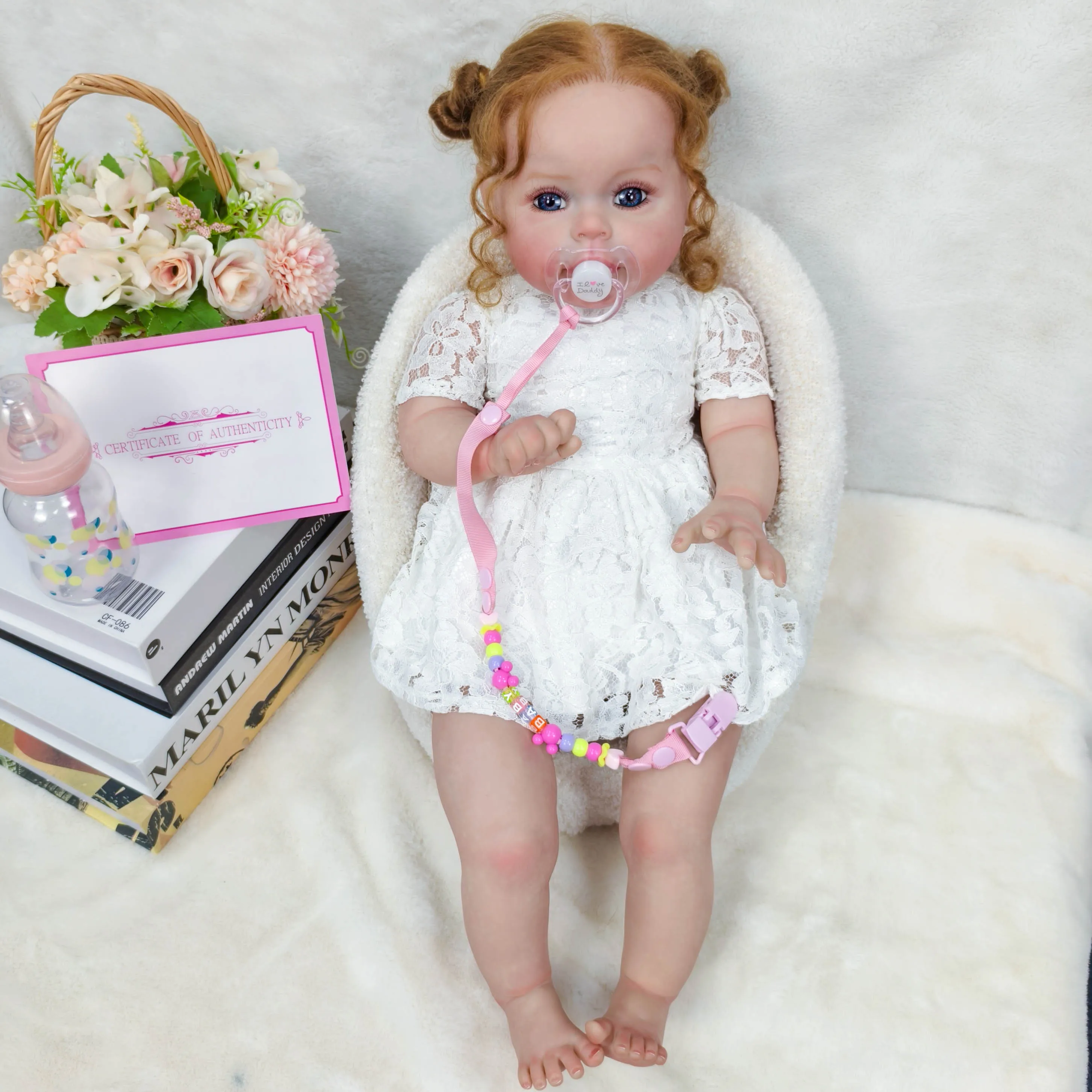 Muñeca Reborn de vinilo de 22" - Pelo largo y rizado rubio coleccionable raro, ojos azules, vestido blanco, soporte para sentarse posable, caja de regalo