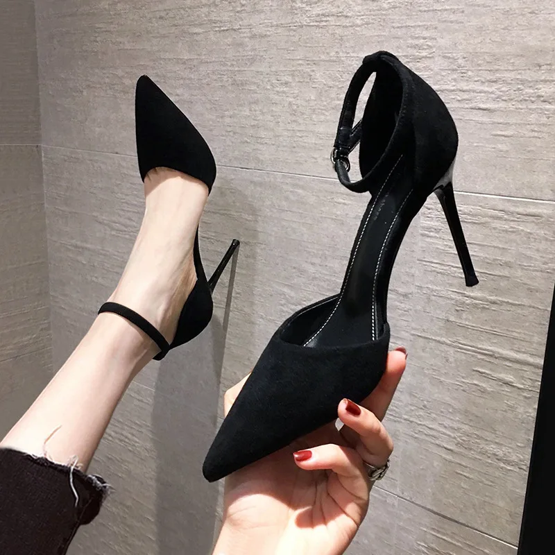 2025 Primavera y novedad de verano Sandalias de tacón alto negras chica francesa Stiletto hebilla todo-fósforo zapatos individuales puntiagudos para mujer