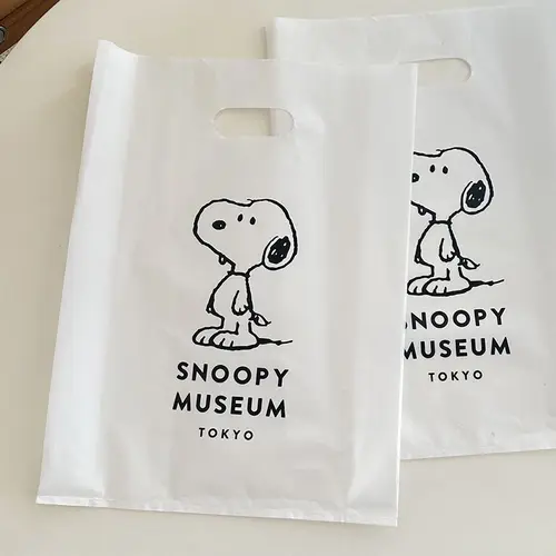 Imagen 2 del producto Bolsa de plástico de Snoopy, bolsas de regalo para fiesta de cumpleaños, bolso de mano de gran capacidad de Anime, ropa de compras, bolso de embalaje de galletas y dulces, 10 Uds.