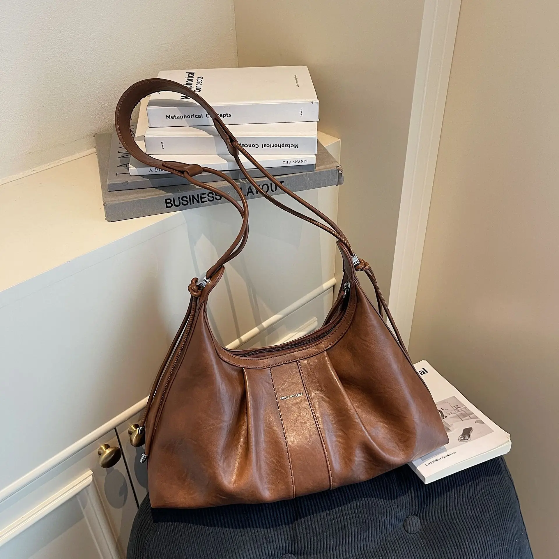 

New French Niche Women's Bags, Large-capacity Underarm Messenger Bags, One-shoulder Versatile Models, Trendy Daily Commuting