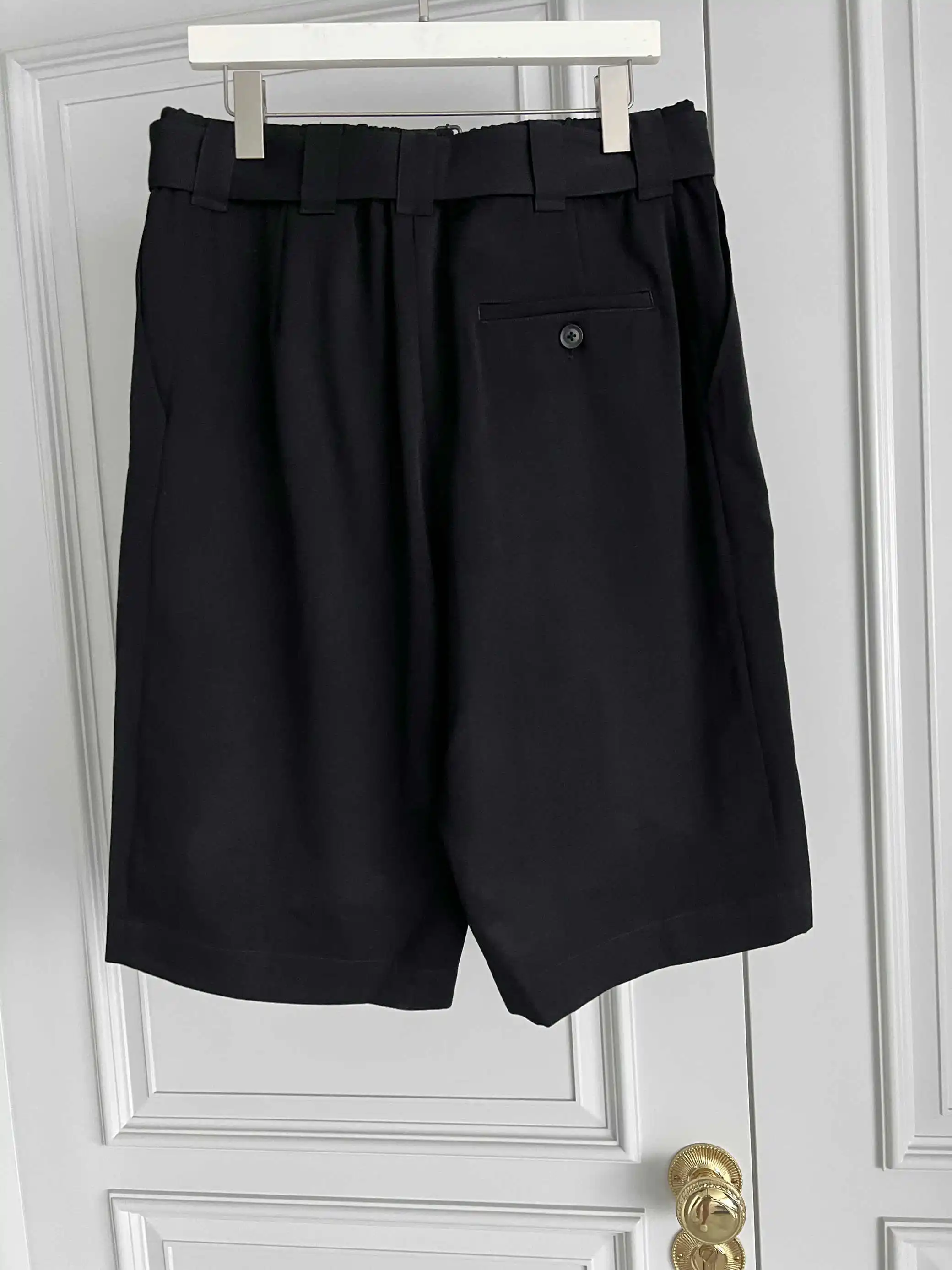 TOP-YAMAMOTO pantalones cortos capri informales negros de diseño original con aberturas grandes y pantalones cortos silueta de corte recto para hombres