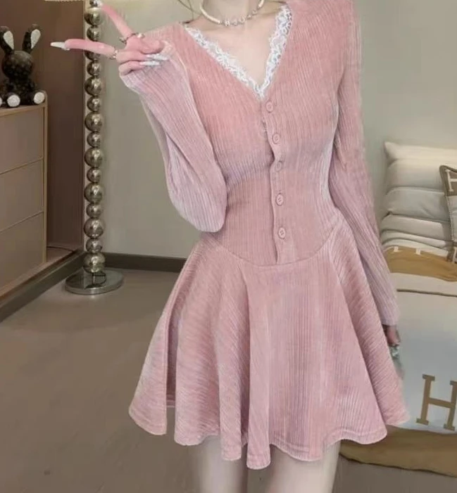 Vestido de malha sexy com decote em V e manga comprida para mulheres no outono e inverno, novo estilo sofisticado, ajuste fino e saia evasê emagrecedora