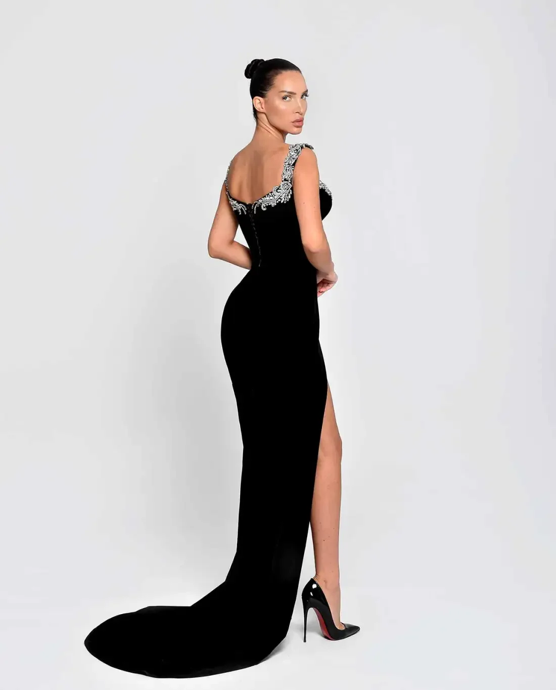 فستان رائع من القطيفة للحفلات الراقصة مطرز بالكريستال فساتين سهرة طويلة بفتحة جانبية مثيرة بدون أكتاف ورقبة على شكل V في دبي فستان رسمي للحفلات باللون الأسود #3