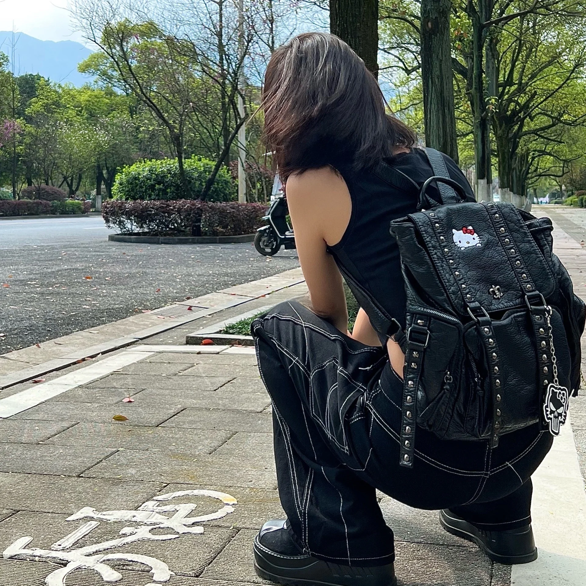 spicy-original-kitty-large-capacity-shoulder-bag-cowhide-lemonade-bag-british-style-soft-handle-rivet-detail-waterproof-backpack
