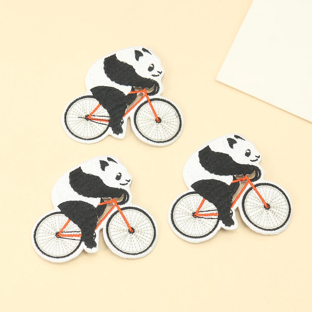 5PCS Cartoon Cute Animal Panda Riding Bike ricamo stiratura Decal Patch zaino Sticker tessuto abbigliamento Badge forniture per cucire