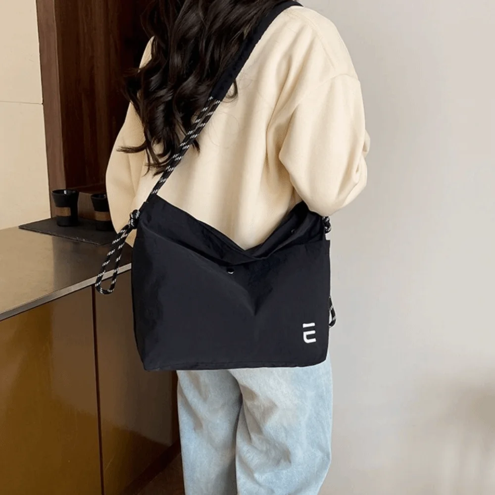 

Trendy Stylish Light Weight Shoulder Bag Large Capacity Waterproof Nylon Messenger Bag Leisure Casual Women's Handbags Commuting