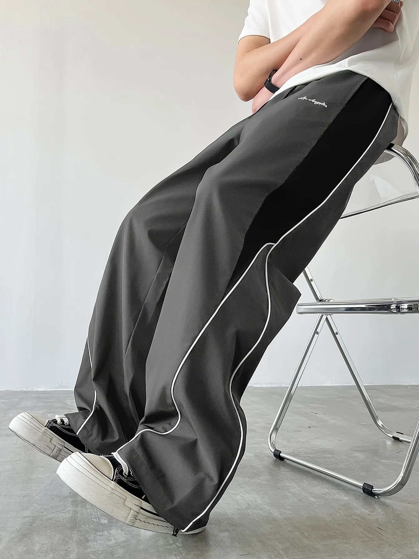 2026 Kontrast-Hose mit Gebogenen Seitenpanels und Weitem Bein, Schwarz-Grau Farbblock Lose Leichte Lässige Streetwear Windhose für Kinder – Detail 10