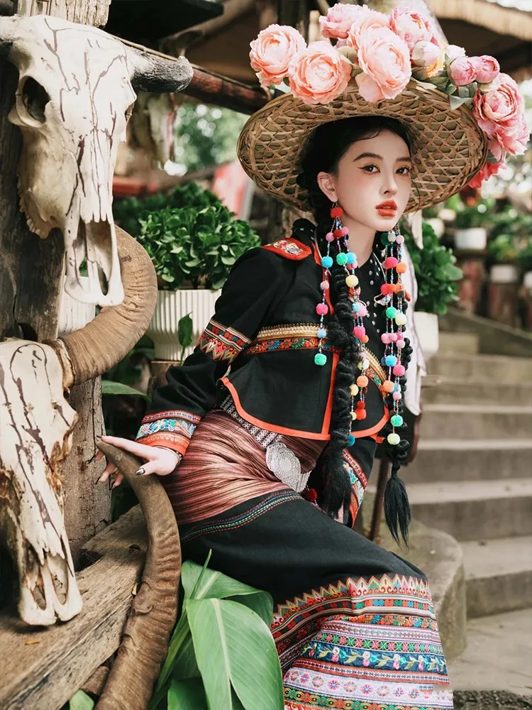 여행 사진 촬영을 위한 꽃무늬가 새겨진 꼬리가 달린 이국적인 의상