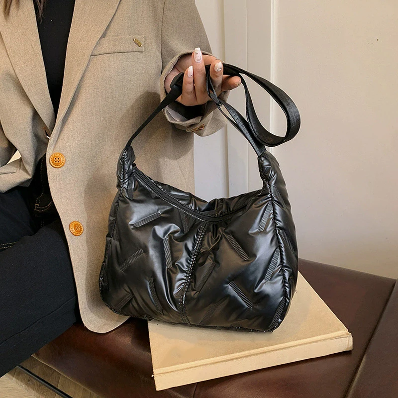 Mode Puffy Hobo Bag Daunen Tote Handtaschen Frauen Stepp Tote Tasche Große Kapazität Gepolsterte Schulter Tasche Casual Winter Pendeln Tasche – Detail 13