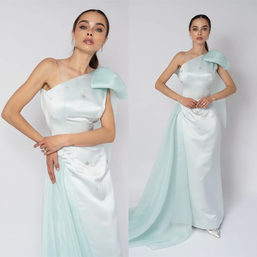 فستان سهرة مخصص عالي الجودة من الساتان الأزرق الفاتح رائع بدون حمالات بكتف واحد بدون أكمام بفيونكة كريستالية لحفلات العودة للوطن
