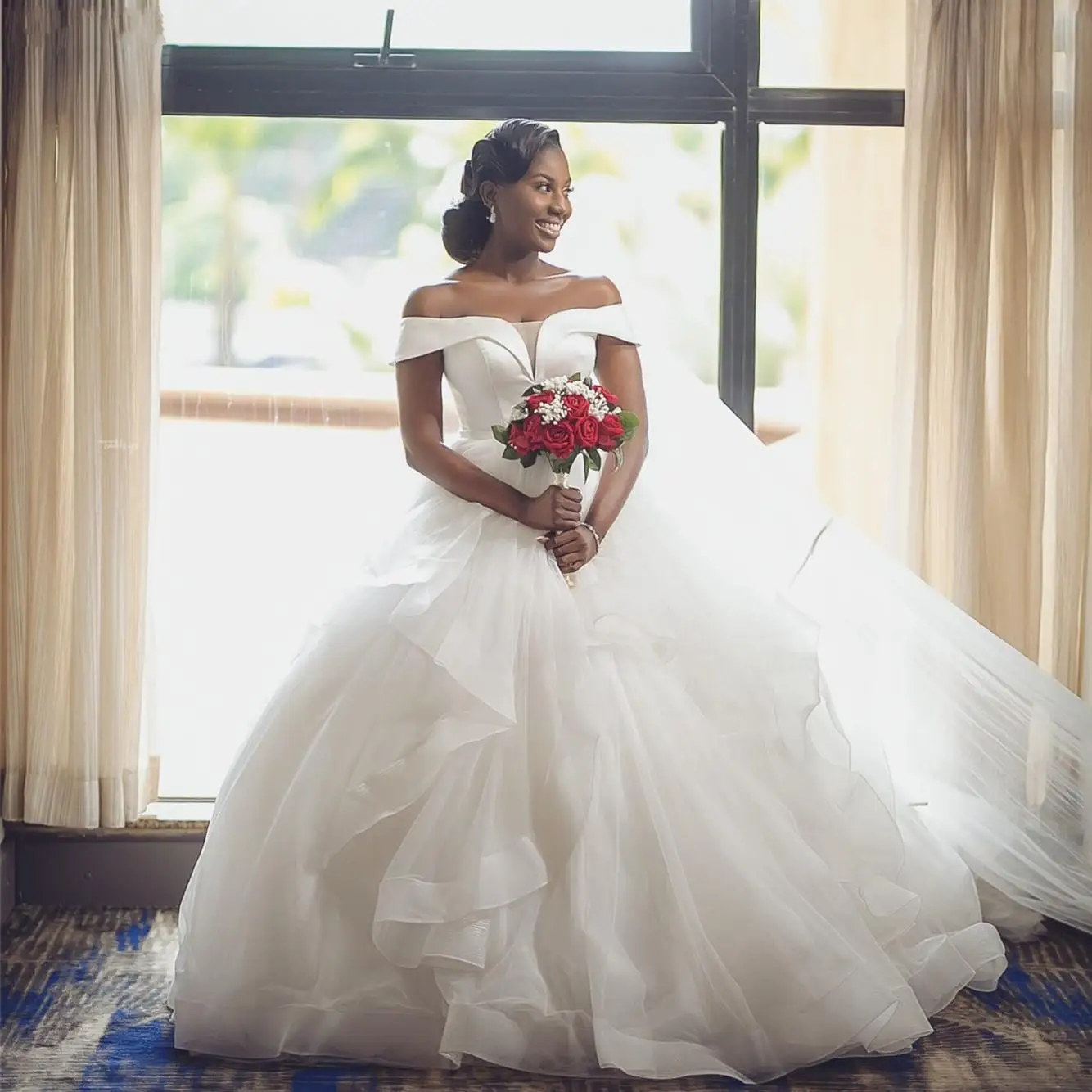 Vestidos de novia de princesa personalizados con hombros descubiertos para mujer, vestidos de novia negros de talla grande con volantes escalonados, falda con corsé en la espalda