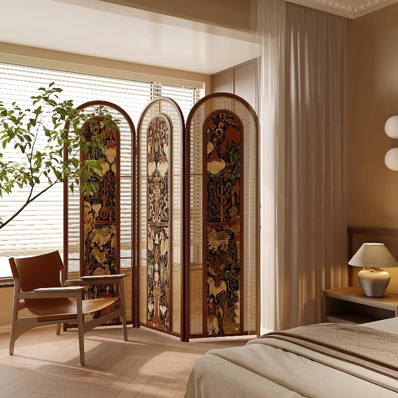 Mampara divisoria móvil plegable de ratán.