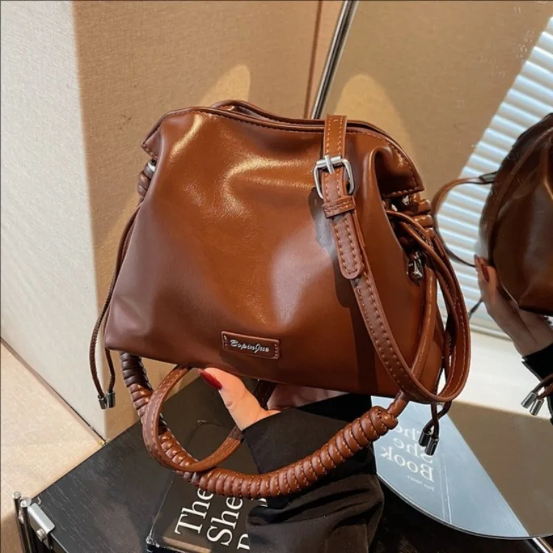 

2025 Autumn New Korean Niche Soft Leather Bucket Bag Women's Retro Casual Versatile Commuter Shoulder Messenger Bag