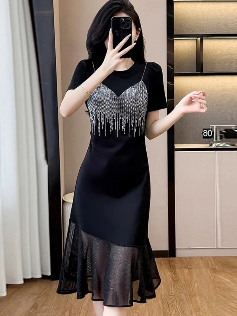 فستان أسود مرقع شبكي ترتر بأكمام قصيرة للنساء صيف 2025 تصميم جديد شرابة الحمالات تي شيرت فستان w081 ﻿