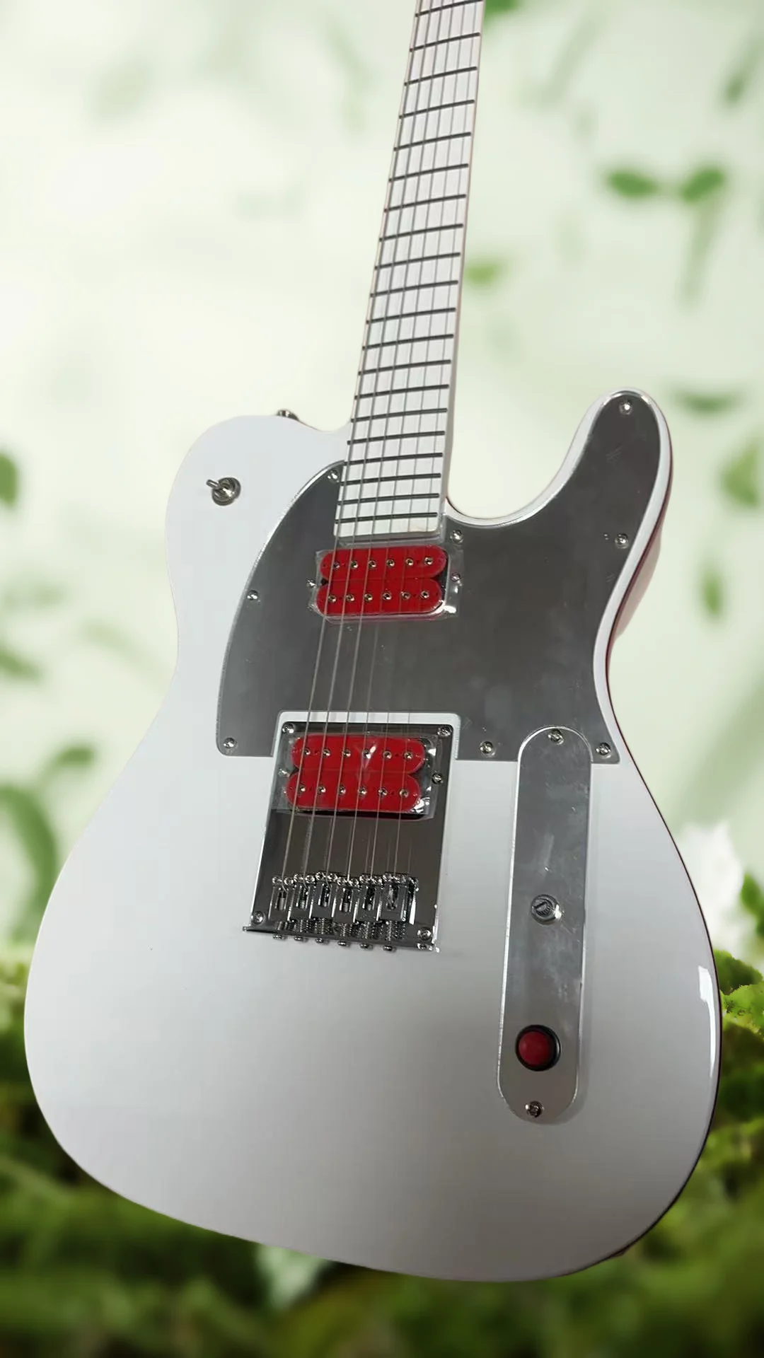 

Кастомная гитара Custom 5 Signature, белая, с H-H звукоснимателями и красными ручками.