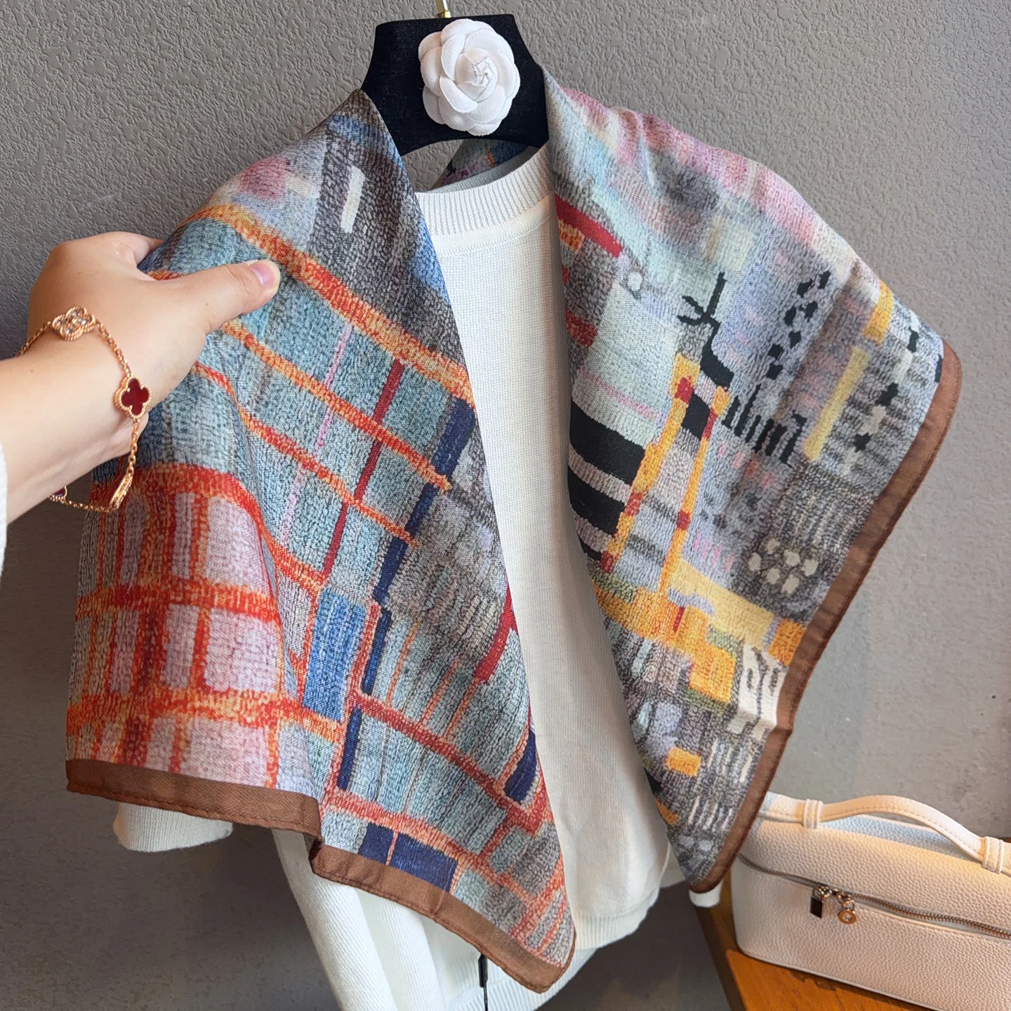 cachecol-de-veludo-moderno-e-versatil-para-viagem-protecao-solar-x-decorativo-de-ombro-estampado-multicolorido-dupla-fa