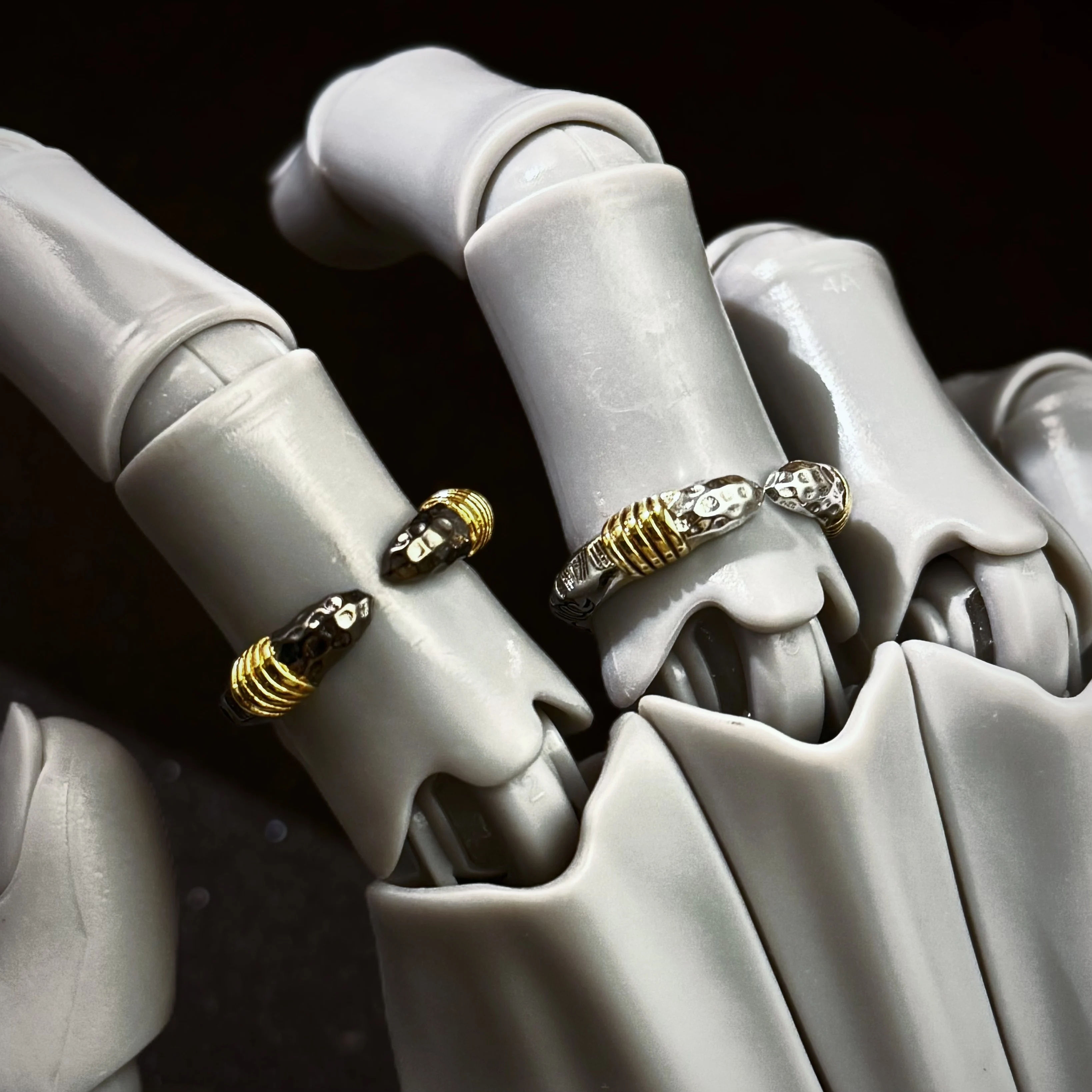 Retro-Tang-Gras-Muster Speerspitzen-Verstellbarer Offener Ring für Männer, Versilbertes Messing, Punk-Gothic Edgy Schmuck-Accessoire, Geschenk – Detail 9