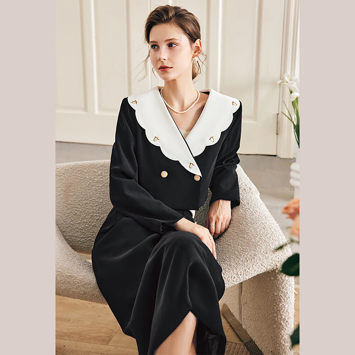 

OLrain Women's Black Short Jacket 2025 French Fashion V-neck Coat Contrast Big Lapel Vintage Outerwear Woman Clothes O22QW01630