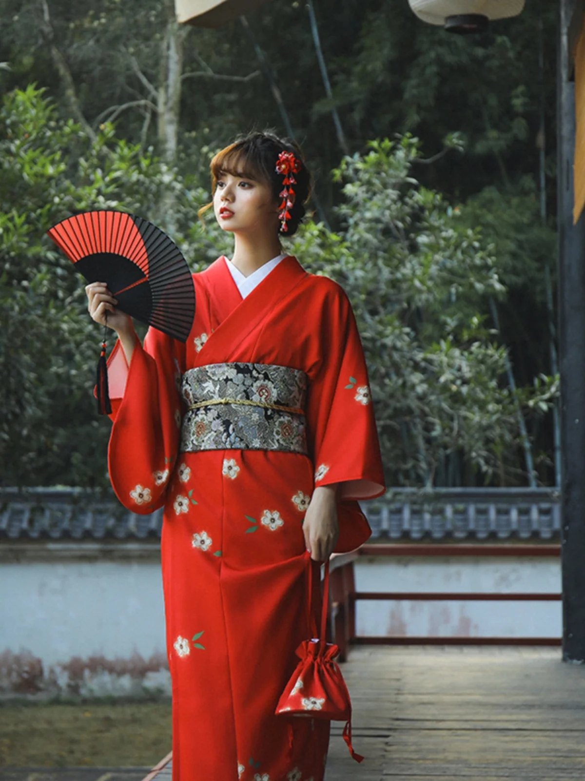 Moonlight Kimono Halloween Roter formeller Damen-Kimono, reformierter Kimono, Batobe, Polyestermaterial, Winterkollektion