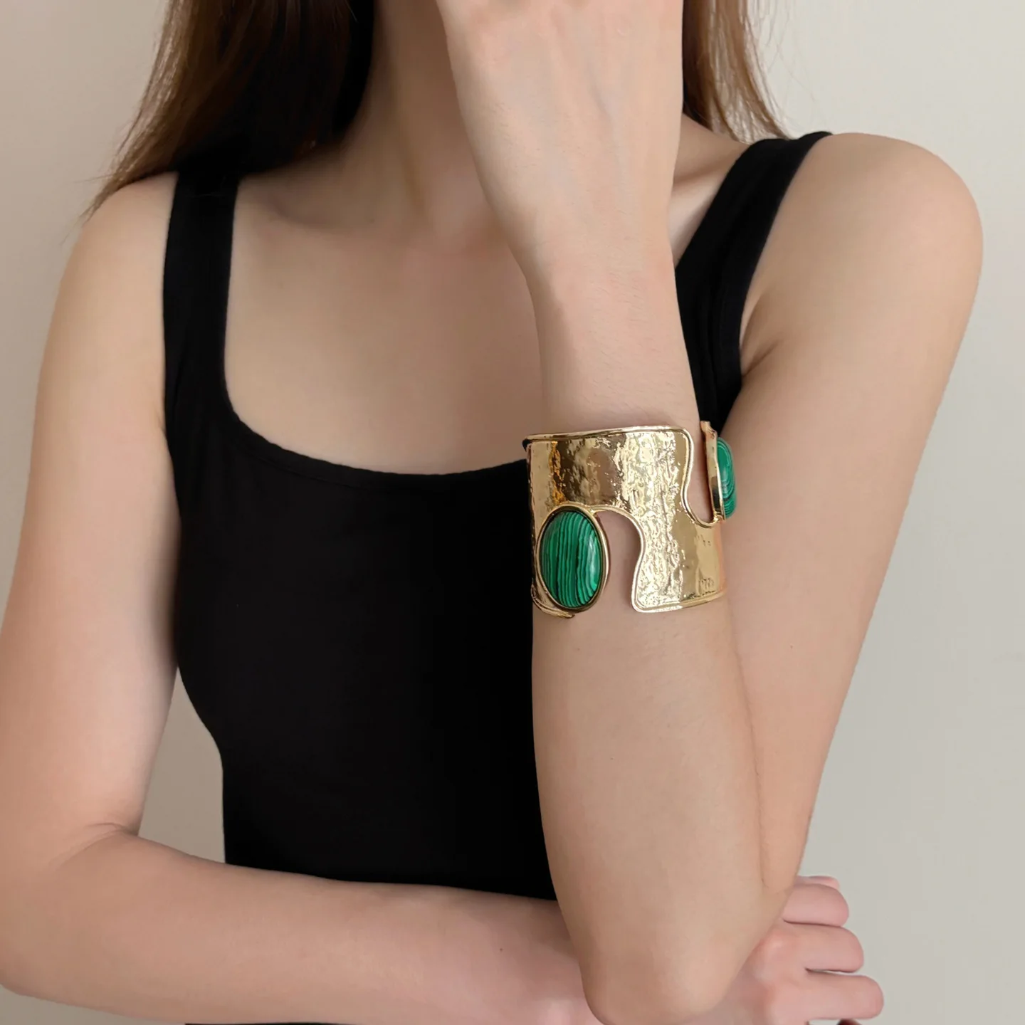 Fashion Metal Pleated Hollow Large Gemstone Round Cuff Bangles For Women Fashionable Versatile Bracelet Design Hand Accessories