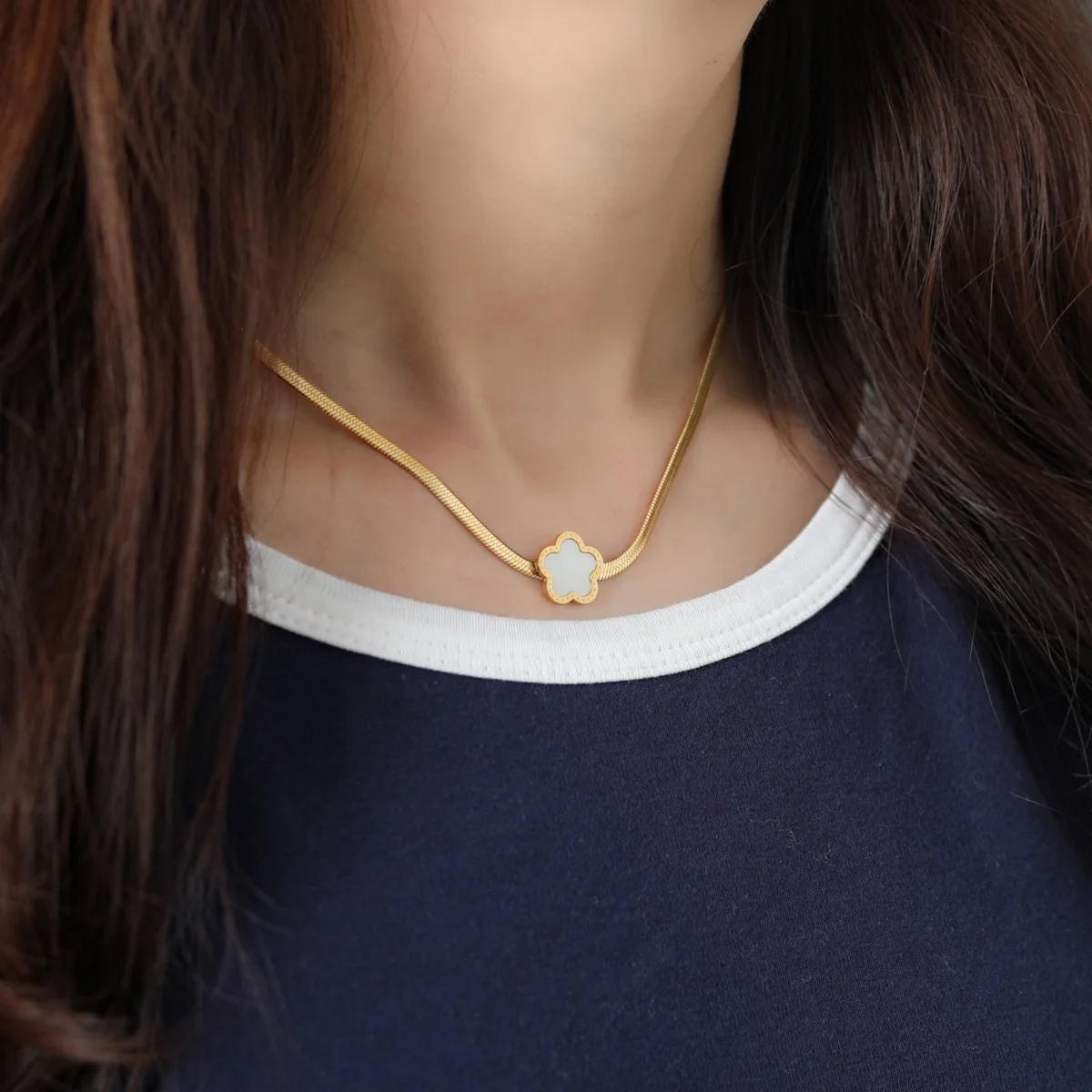 

Роскошное ожерелье с подвеской в виде белой ракушки 5, клевер для женщин, трендовая цепочка из нержавеющей стали с лезвием на шею, колье, ювелирные изделия, подарок на Новый год