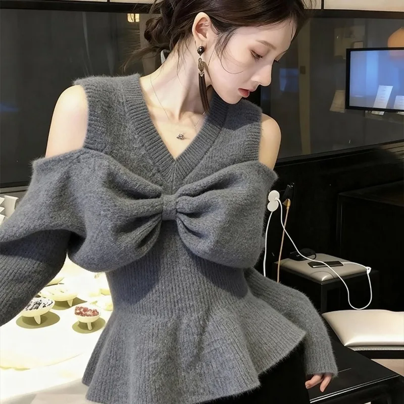 

Красивый великолепный зимний модный темперамент. Красивая и ленивая атмосфера носить серый свитер с бантом и топ простой.