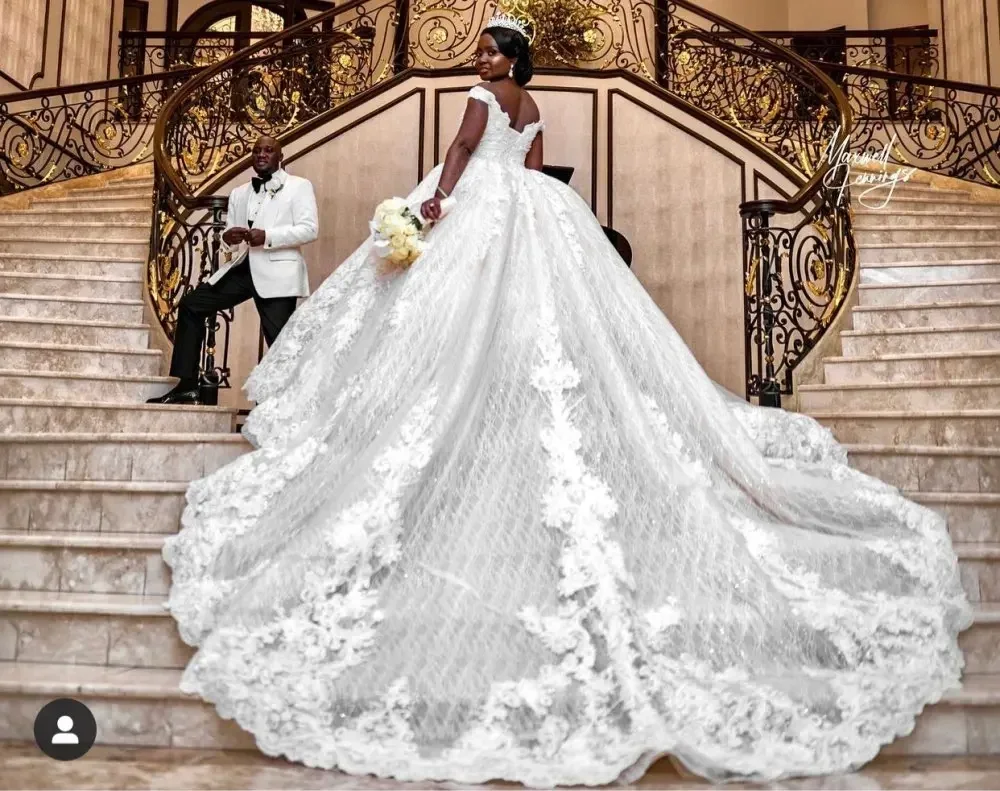 ชุดแต่งงานเจ้าสาวแบบสั่งทำพิเศษ ประดับลูกไม้หวานซึ้ง คอร์เซ็ทเปิดไหล่ ด้านหลังเป็นแบบ Robe De Mariée ไซส์พลัส