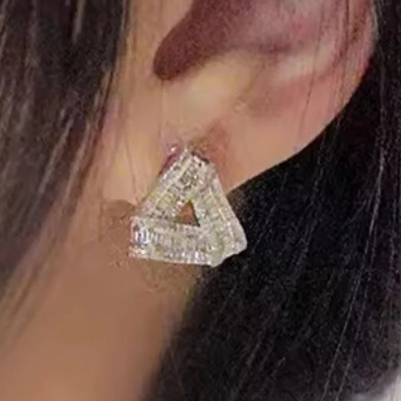 Huitan Trendy Triangle Design Damen-Ohrstecker mit eingelegtem, voll glänzendem CZ, vielseitiges Zubehör, Schmuck für Hochzeit, Party, Alltag