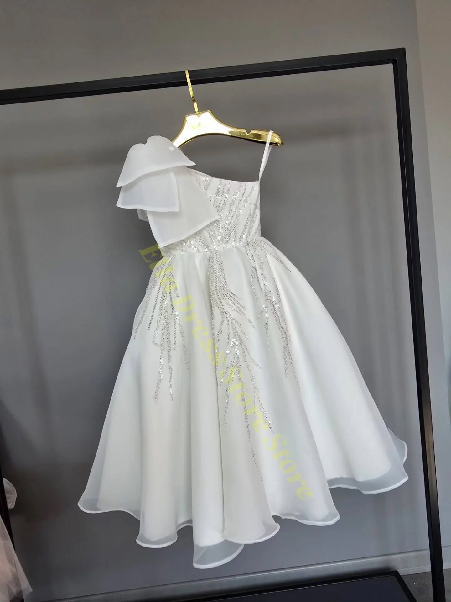 Maßgeschneidertes Weißes Blumenmädchenkleid für Hochzeit Schleife Glitzer Ärmellos Bodenlang Geburtstag Erstkommunion Kleid Großhandel – Detail 5