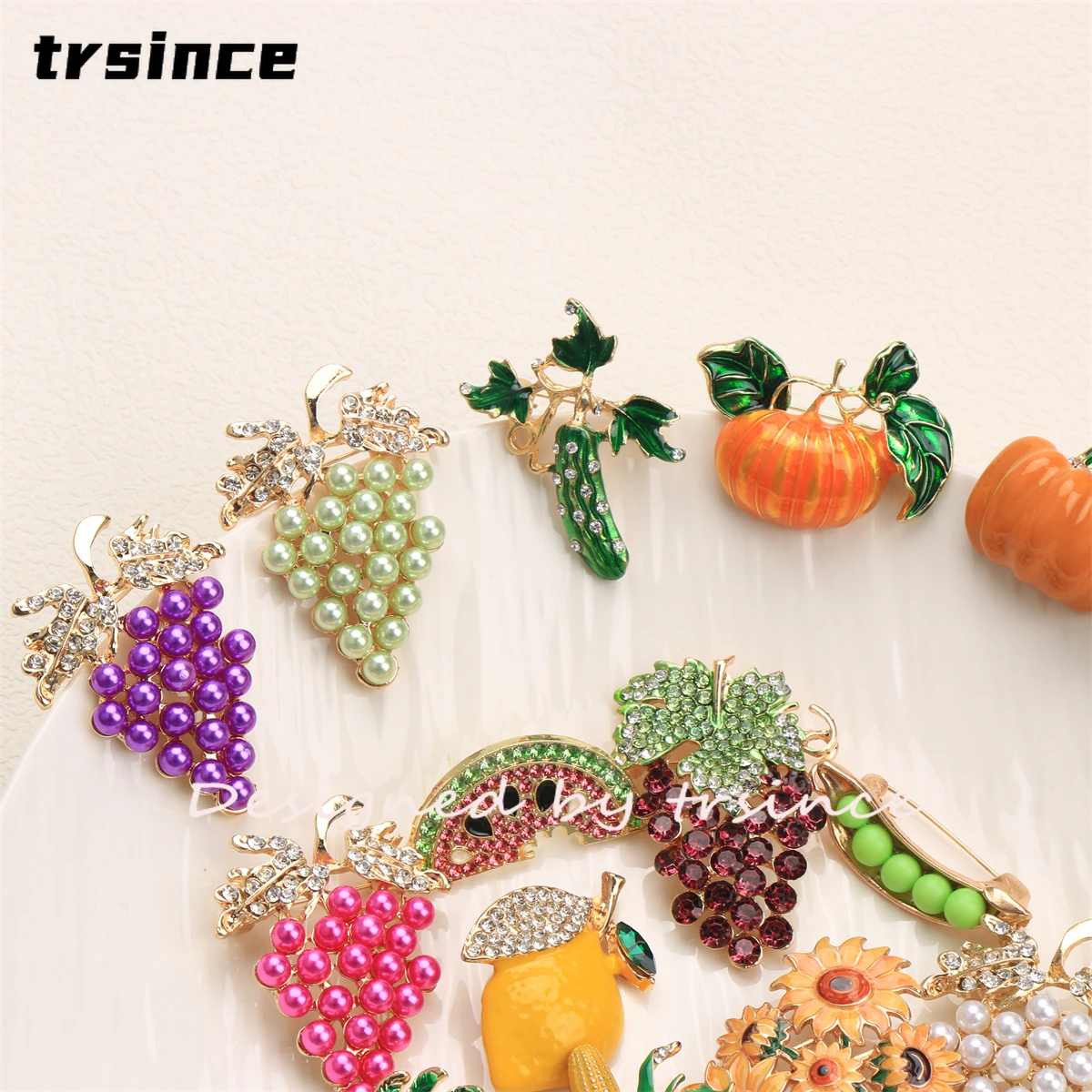 Luxury Charms Fresh Fruit Brooch for Women Rhinestone Grape Lemon Pin Clothing Corsages Charming Jewelry Fashion Party Accessory