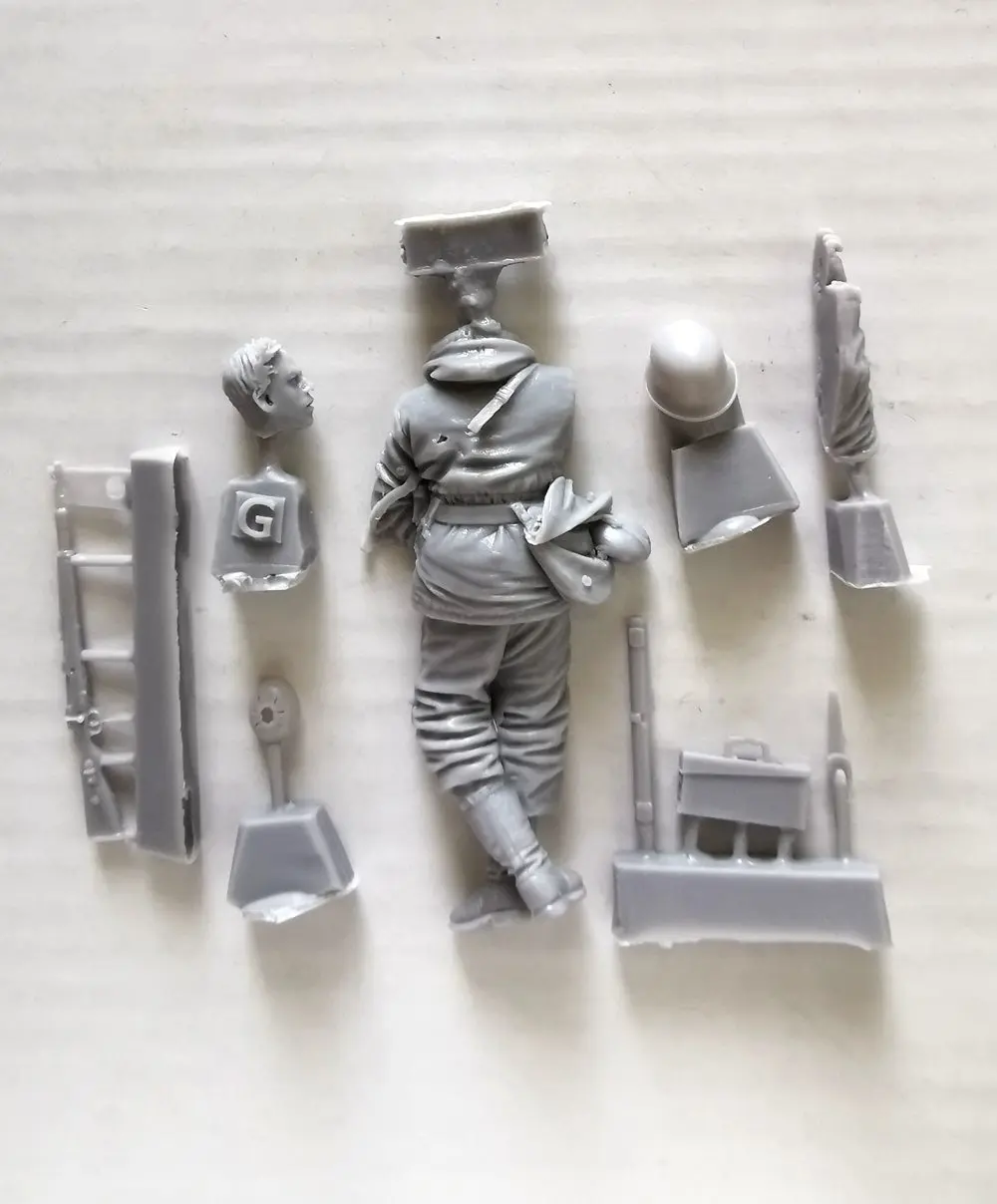 1:35 model kit resin kit Soviet soldiers inspect dead enemies