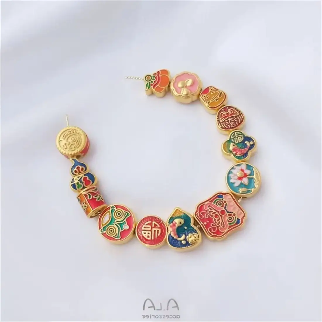 

Sha Jin Di You Shao Lan Chuan Zhu Accessories Zhao Cai Mao Xing Shi Lian Hua Ge Zhu Gu Zhu Di Y Bracelet Jewelry Transport Beads