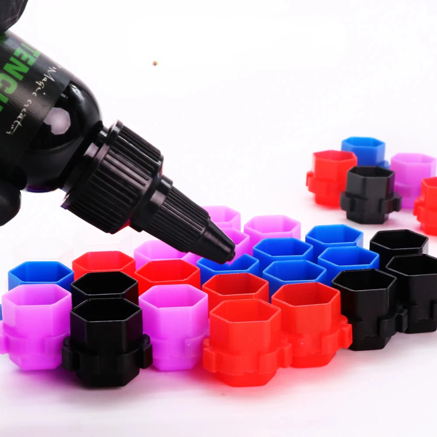 

100PCS Colorful Tattoo Ink Cup with Snap Splice Disposable Splicable Honeycomb Shape Pigment Container Cup Tattoo Supply