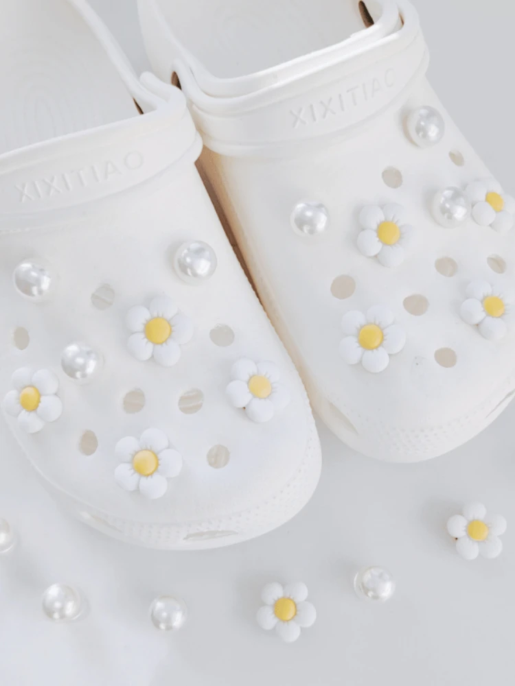 Lot de 14 breloques de mode pour chaussures, accessoires de décoration pour chaussures à trous, marguerites blanches d'été, perles, décorations DIY pour sacs Bogg