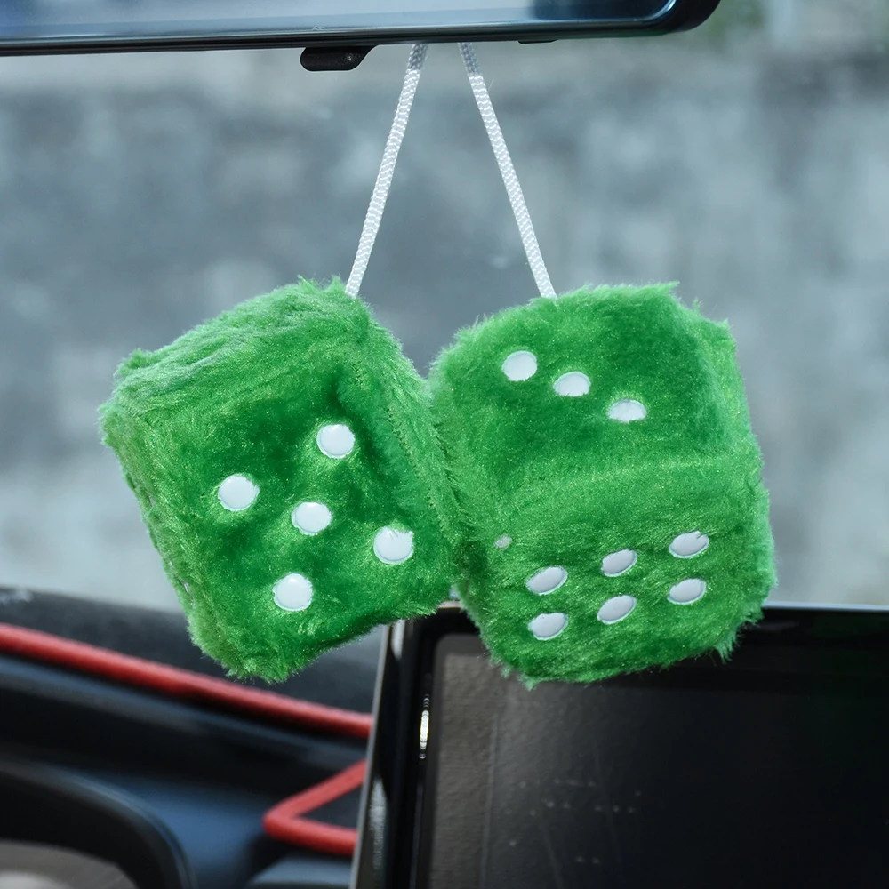 Colgantes de dados de felpa peludos pequeños para espejo retrovisor de coche, adornos colgantes, decoración Interior de coche esponjosa, 1 paquete