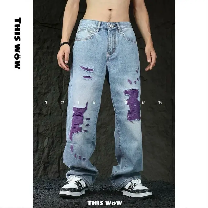 Calça Jeans Feminina Azul Pesada Lavada com Bordado Rosa Vintage e Efeito Rasgado, Perna Reta, Algodão e Poliéster, Nova Cole...