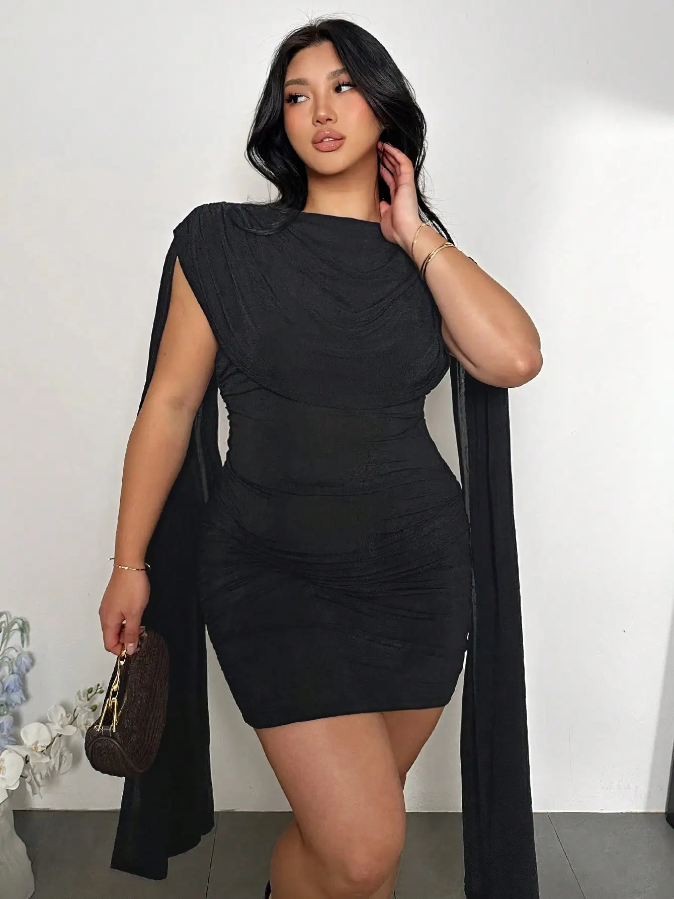 

Элегантное черное мини-платье с драпированными рукавами-накидками для вечеринок и фестивалей