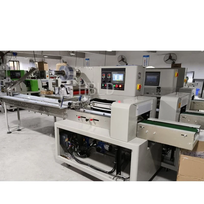 Máquina envasadora tipo almohada para fruta, pastel de luna, fideos, pasteles pequeños, vajilla, herrajes para pan, película plástica de calidad alimentaria