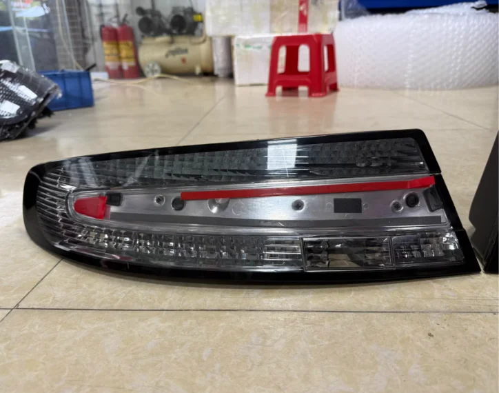 المصنع الأصلي أضواء خلفية LED لأستون مارتن DB9 DBS DB11 V8 فانتاج نماذج أستون-مارتن-فانتاج-طقم الجسم أستون مارتن Dbx